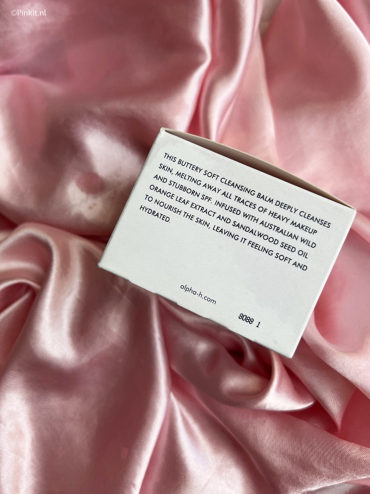Nog niet zo lang geleden heb ik geschreven over mijn favoriete cleansing balms van dit moment, daar zat ook de Alpha-H Melting Moment Cleansing Balm tussen. Maar dit product verdient een eigen artikel, dus in dit artikel vertel ik hier iets meer over...