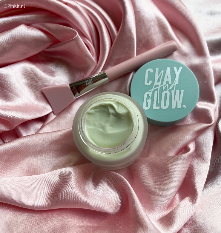 Inmiddels heb ik bijna alle producten van Clay And Glow getest, er staan hier op Pinkit.nl ook al een aantal reviews online. De nieuwste lancering is het Avocado Moisturizing Mask, een perfecte match met mijn droge huidje! 