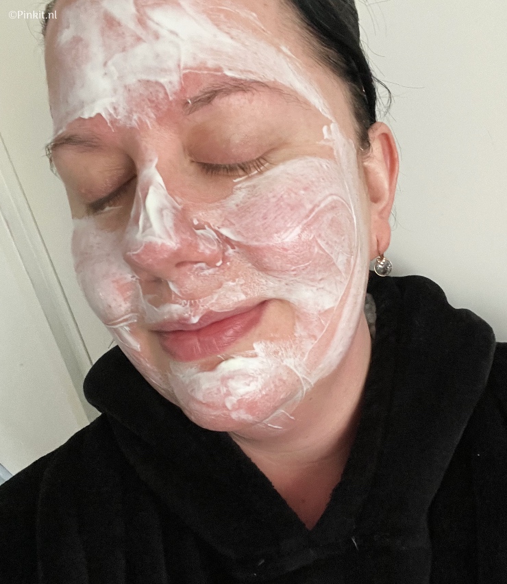 Inmiddels heb ik bijna alle producten van Clay And Glow getest, er staan hier op Pinkit.nl ook al een aantal reviews online. De nieuwste lancering is het Avocado Moisturizing Mask, een perfecte match met mijn droge huidje!