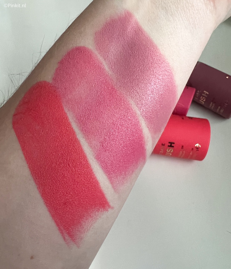 Mocht je mij al wat langer volgen, dan is het vast opgevallen dat ik door bepaalde fases ga. Momenteel zit ik (weer) in een crème blush fase, ook al heb ik lades vol blushes...er is altijd ruimte voor meer. Ik had zoveel positieve reviews gezien over de Makeup Revolution Fast Base Blush Stick dat ik zelf ook een bestelling plaatste...