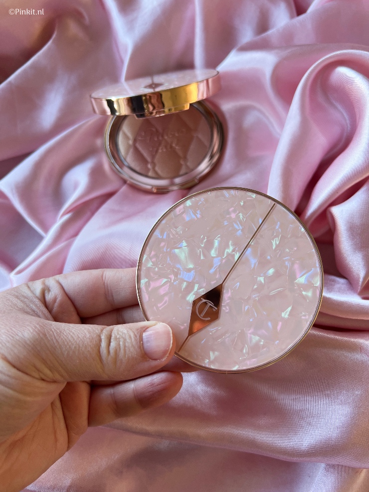 De kleur Pillow Talk is ontzettend populair, geen wonder dat Charlotte Tilbury steeds producten uitbrengt met deze naam. De Pillow Talk Collection heeft weer ontzettend mooie producten zoals de Pillow Talk Multi-Glow in de kleuren Romance Light & Dream Light. Ook bestelde ik het nieuwe Pillow Talk Dreams Luxury Palette. In dit artikel laat ik deze drie nieuwe Charlotte Tilbury lanceringen zien, maar de Pillow Talk Collection bevat nog veel meer andere items...misschien komt er dus nog een deel twee...