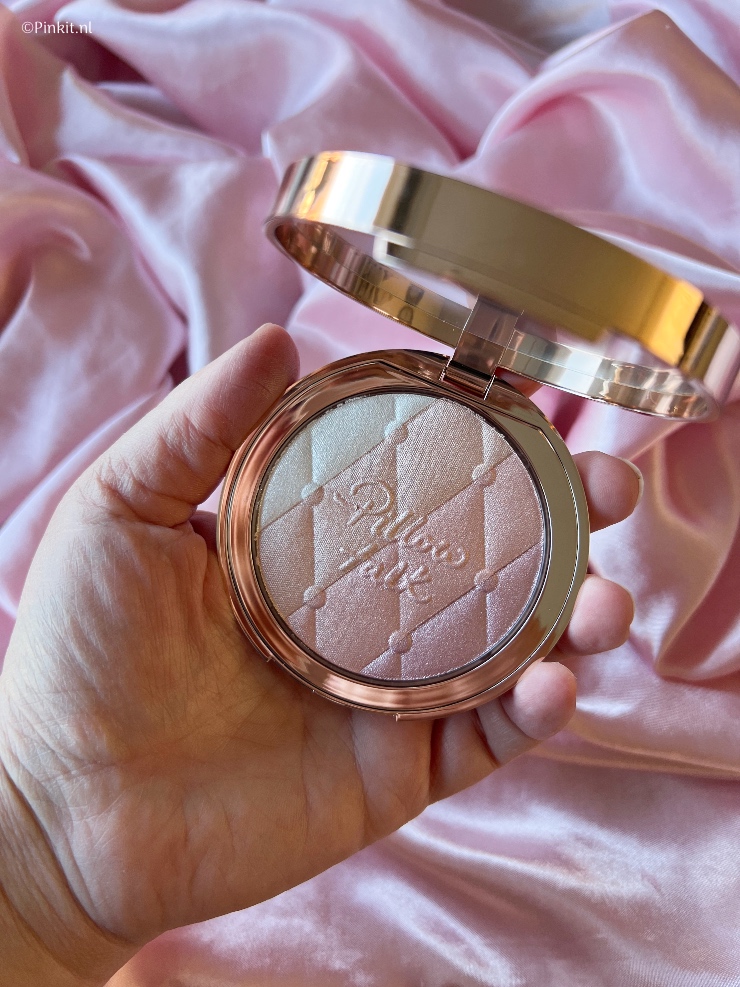 De kleur Pillow Talk is ontzettend populair, geen wonder dat Charlotte Tilbury steeds producten uitbrengt met deze naam. De Pillow Talk Collection heeft weer ontzettend mooie producten zoals de Pillow Talk Multi-Glow in de kleuren Romance Light & Dream Light. Ook bestelde ik het nieuwe Pillow Talk Dreams Luxury Palette. In dit artikel laat ik deze drie nieuwe Charlotte Tilbury lanceringen zien, maar de Pillow Talk Collection bevat nog veel meer andere items...misschien komt er dus nog een deel twee...