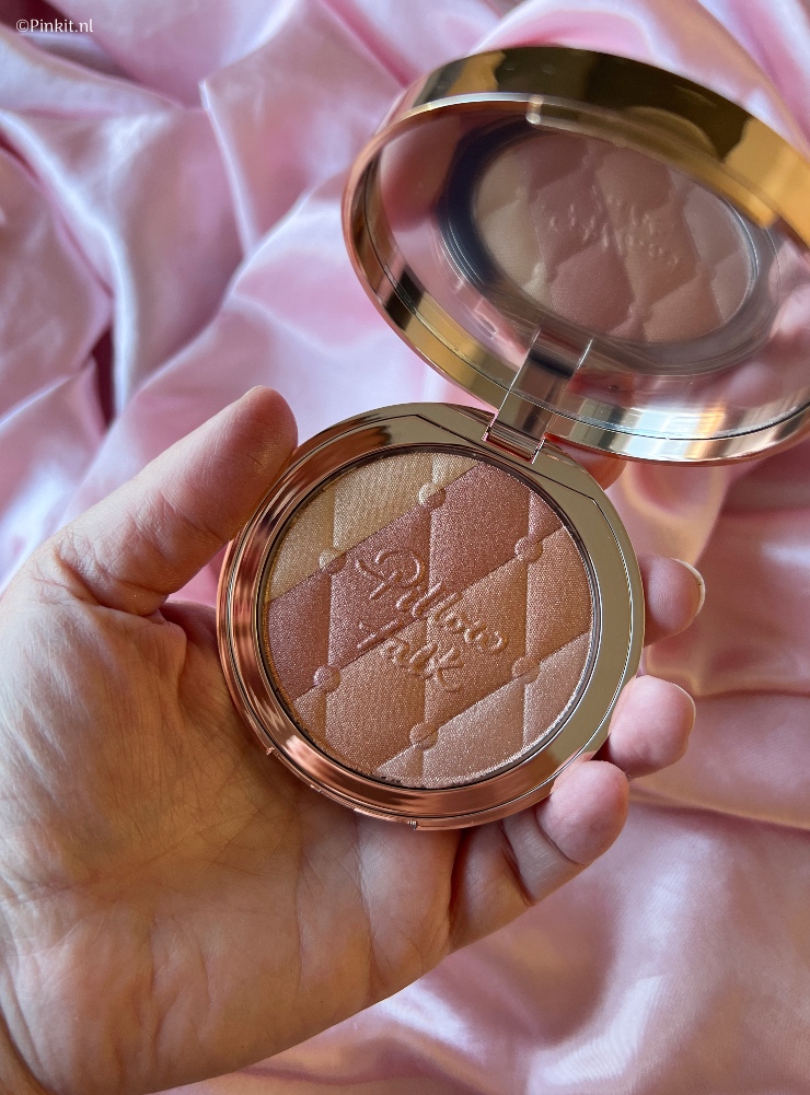 De kleur Pillow Talk is ontzettend populair, geen wonder dat Charlotte Tilbury steeds producten uitbrengt met deze naam. De Pillow Talk Collection heeft weer ontzettend mooie producten zoals de Pillow Talk Multi-Glow in de kleuren Romance Light & Dream Light. Ook bestelde ik het nieuwe Pillow Talk Dreams Luxury Palette. In dit artikel laat ik deze drie nieuwe Charlotte Tilbury lanceringen zien, maar de Pillow Talk Collection bevat nog veel meer andere items...misschien komt er dus nog een deel twee...