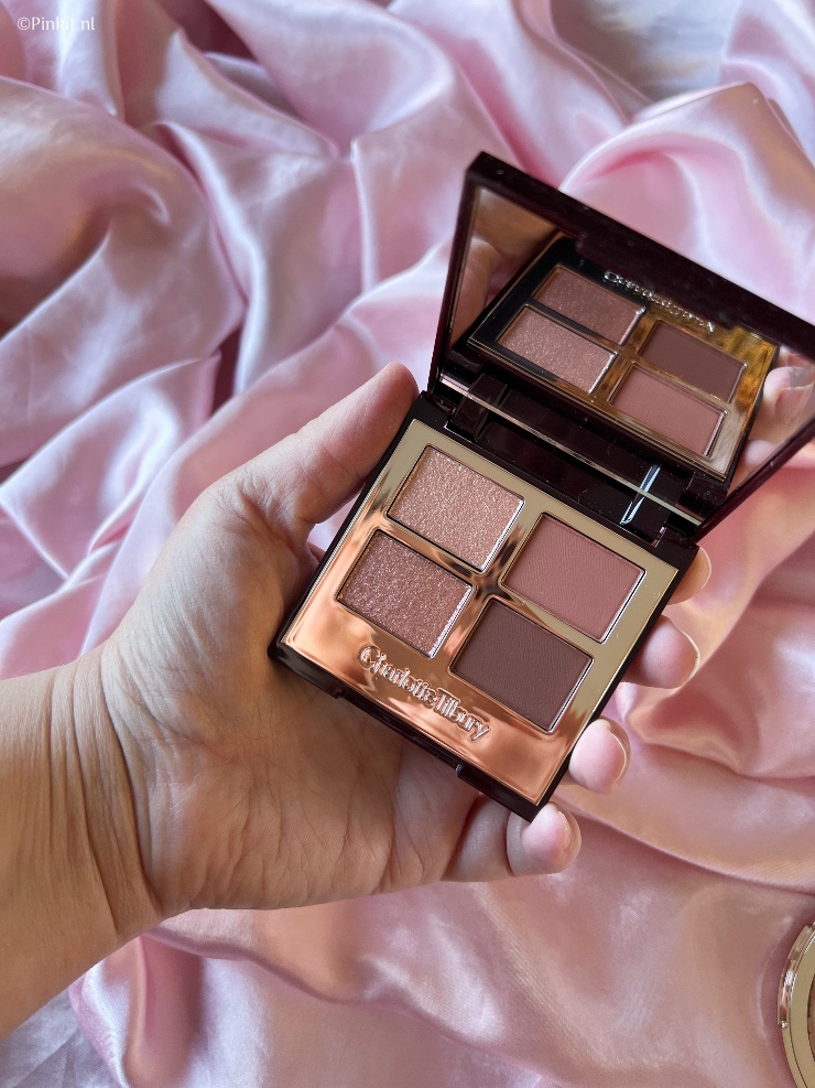 De kleur Pillow Talk is ontzettend populair, geen wonder dat Charlotte Tilbury steeds producten uitbrengt met deze naam. De Pillow Talk Collection heeft weer ontzettend mooie producten zoals de Pillow Talk Multi-Glow in de kleuren Romance Light & Dream Light. Ook bestelde ik het nieuwe Pillow Talk Dreams Luxury Palette. In dit artikel laat ik deze drie nieuwe Charlotte Tilbury lanceringen zien, maar de Pillow Talk Collection bevat nog veel meer andere items...misschien komt er dus nog een deel twee...