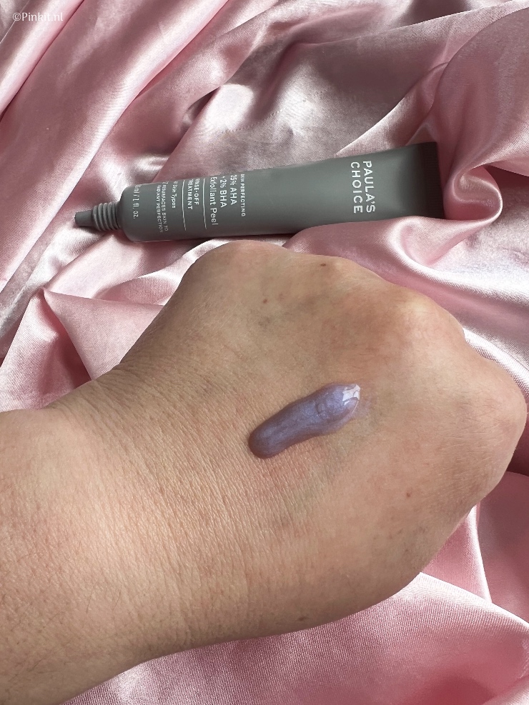 De nieuwe 25% AHA + 2% BHA Exfoliant Peeling is de eerste afspoelbare exfoliant van Paula’s Choice die binnen 10 minuten werkt. De zachte peeling met verschillende zuren verzacht én herstelt de huid drastisch, vermindert zichtbaar fijne lijntjes en rimpels, maakt een ruwe textuur glad, ontstopt poriën en verbetert de teint. Dit klinkt natuurlijk al veelbelovend, maar zoals altijd ben ik dit product eerst een tijdje zelf gaan testen....