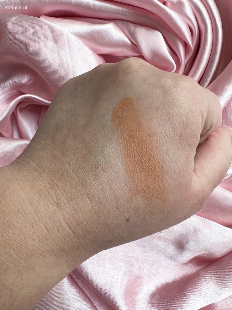 De nieuwe Sothys Nude Collection Maquillage Spring/Summer 2022 make-up collectie is inmiddels verkrijgbaar, ik ben natuurlijk met de producten weer aan de slag gegaan. Zoals de naam het al verklapt is het een nude/neutrale collectie en ik hou van dat soort tinten, in dit artikel vertel ik wat meer over de producten die in deze collectie zitten.