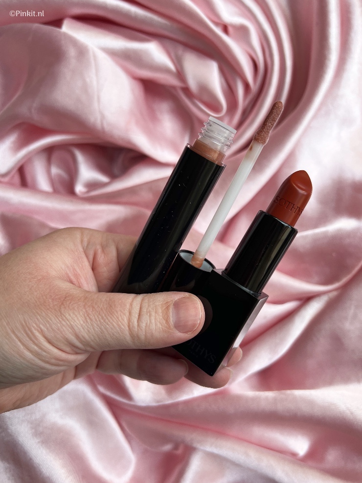 De nieuwe Sothys Nude Collection Maquillage Spring/Summer 2022 make-up collectie is inmiddels verkrijgbaar, ik ben natuurlijk met de producten weer aan de slag gegaan. Zoals de naam het al verklapt is het een nude/neutrale collectie en ik hou van dat soort tinten, in dit artikel vertel ik wat meer over de producten die in deze collectie zitten.