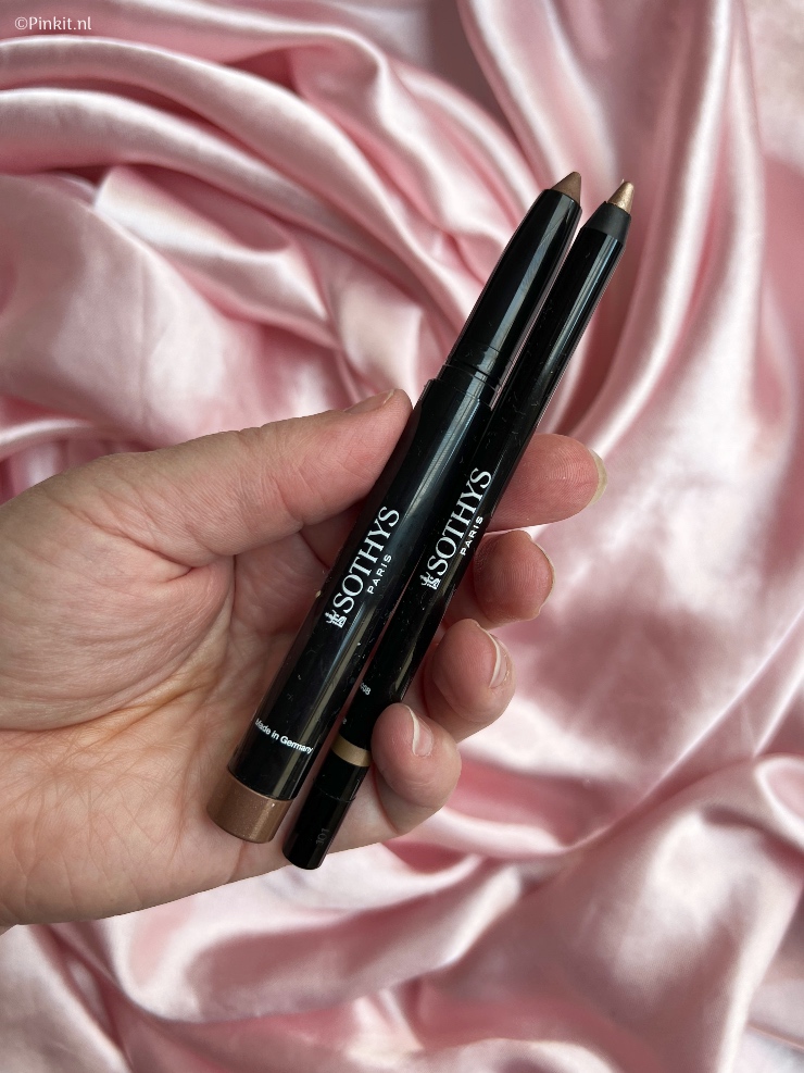 De nieuwe Sothys Nude Collection Maquillage Spring/Summer 2022 make-up collectie is inmiddels verkrijgbaar, ik ben natuurlijk met de producten weer aan de slag gegaan. Zoals de naam het al verklapt is het een nude/neutrale collectie en ik hou van dat soort tinten, in dit artikel vertel ik wat meer over de producten die in deze collectie zitten.