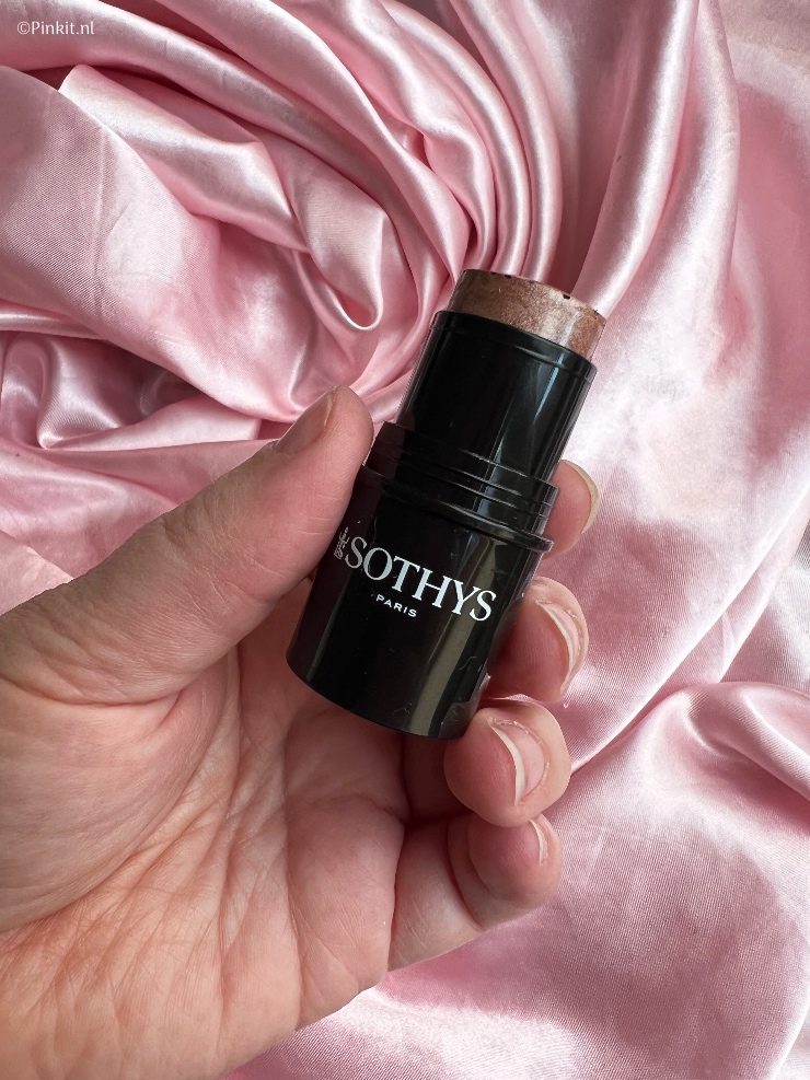 De nieuwe Sothys Nude Collection Maquillage Spring/Summer 2022 make-up collectie is inmiddels verkrijgbaar, ik ben natuurlijk met de producten weer aan de slag gegaan. Zoals de naam het al verklapt is het een nude/neutrale collectie en ik hou van dat soort tinten, in dit artikel vertel ik wat meer over de producten die in deze collectie zitten.