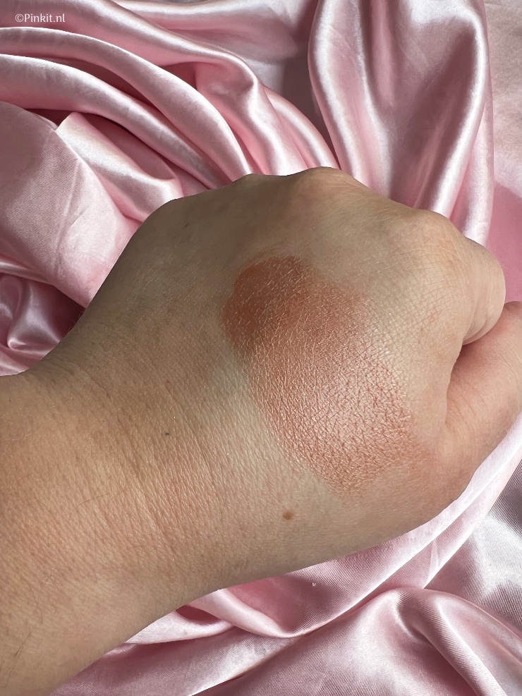 De nieuwe Sothys Nude Collection Maquillage Spring/Summer 2022 make-up collectie is inmiddels verkrijgbaar, ik ben natuurlijk met de producten weer aan de slag gegaan. Zoals de naam het al verklapt is het een nude/neutrale collectie en ik hou van dat soort tinten, in dit artikel vertel ik wat meer over de producten die in deze collectie zitten.