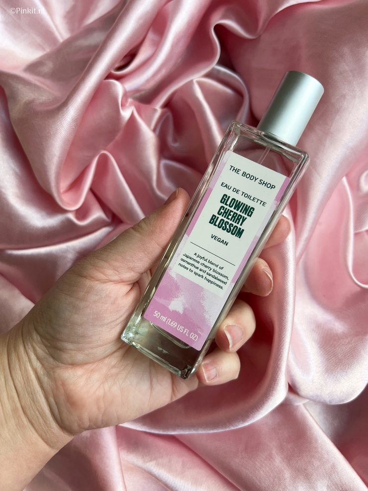 The Body Shop lanceert een compleet nieuwe geurlijn genaamd Choices. Van deze nieuwe lijn heb ik drie parfums ontvangen genaamd: Glowing Cherry Blossom, Vibrant Bergamot & Rebel Rosebud. Natuurlijk bestaat de geurlijn Choices nog uit andere producten en geuren, die vanaf heden online en bij The Body Shop winkels verkrijgbaar zijn.