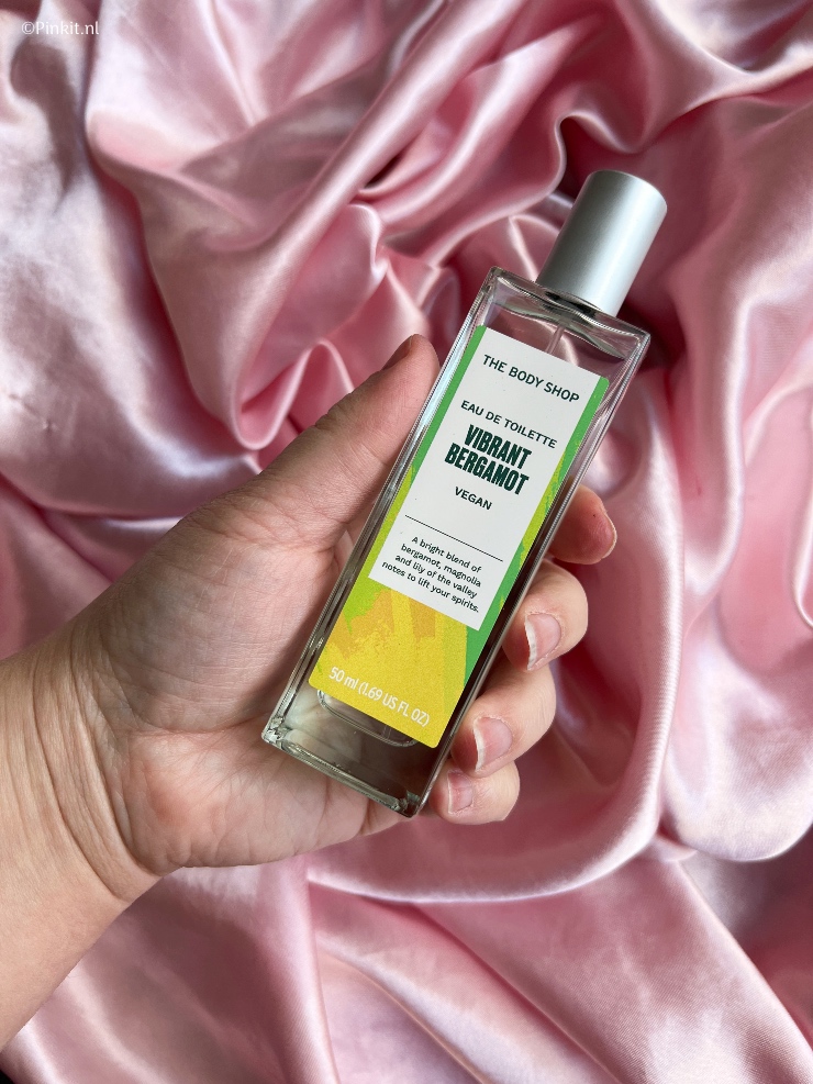 The Body Shop lanceert een compleet nieuwe geurlijn genaamd Choices. Van deze nieuwe lijn heb ik drie parfums ontvangen genaamd: Glowing Cherry Blossom, Vibrant Bergamot & Rebel Rosebud. Natuurlijk bestaat de geurlijn Choices nog uit andere producten en geuren, die vanaf heden online en bij The Body Shop winkels verkrijgbaar zijn.