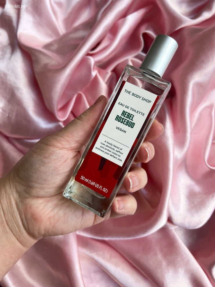 The Body Shop lanceert een compleet nieuwe geurlijn genaamd Choices. Van deze nieuwe lijn heb ik drie parfums ontvangen genaamd: Glowing Cherry Blossom, Vibrant Bergamot & Rebel Rosebud. Natuurlijk bestaat de geurlijn Choices nog uit andere producten en geuren, die vanaf heden online en bij The Body Shop winkels verkrijgbaar zijn.