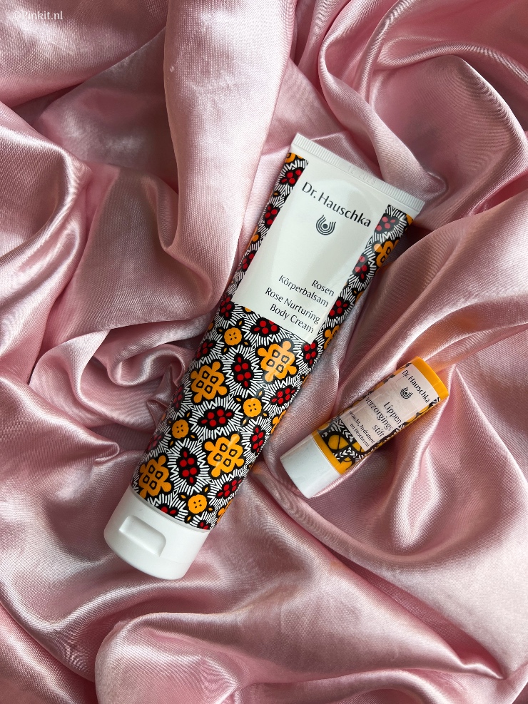 Natuurlijk valt als eerste de mooie en originele verpakking op van de nieuwe Dr. Hauschka limited edition, deze is geïnspireerd op Afrika en bestaat uit vier producten. In dit artikel vertel ik daar wat meer over...