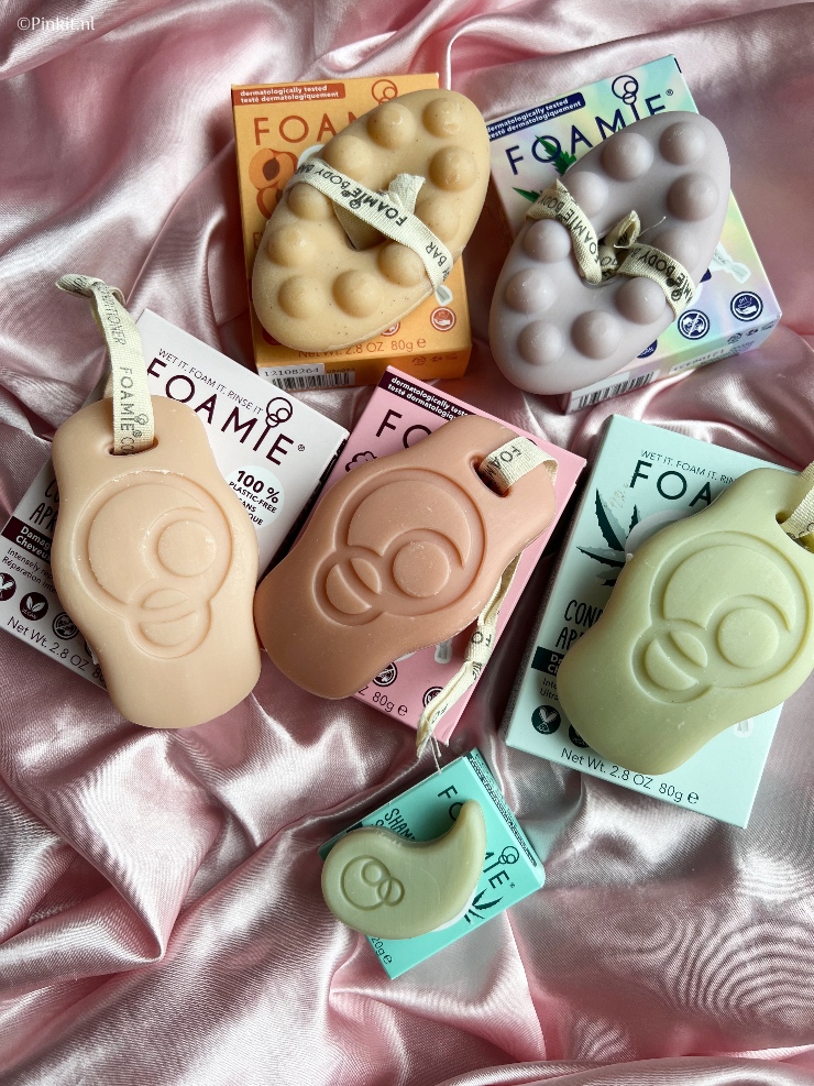 Er is begin deze maand een pakket binnen gekomen en daarin zaten diverse producten van het merk Foamie. Natuurlijk ben ik de producten van Foamie gaan proberen en ik dacht het is wel weer tijd voor een nieuwe In The Mix.