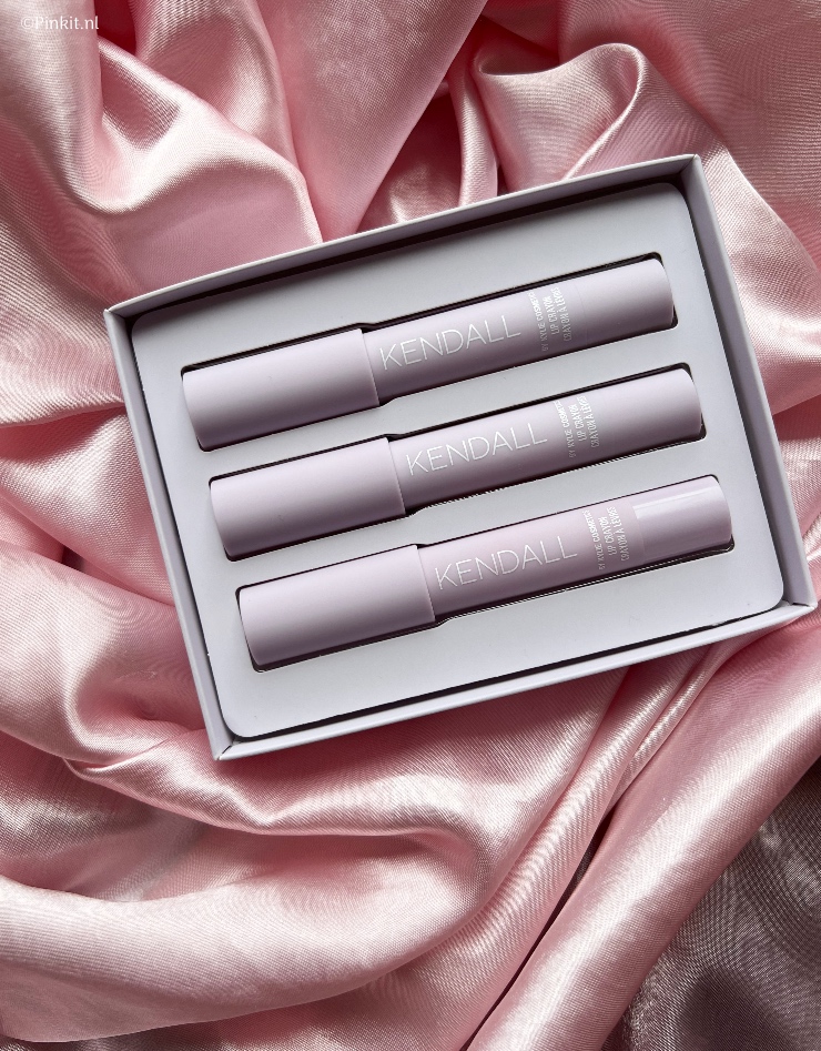 Kylie Cosmetics kondigt met trots de nieuwe Kendall by Kylie Cosmetics Collection aan. De Kendall by Kylie Cosmetics Collection werd gecreëerd door het iconische zuster duo om de essentie van Kendalls natuurlijke beauty look vast te leggen. En deze mooie nieuwe collectie is in Nederland exclusief verkrijgbaar bij Douglas. In dit artikel laat ik de Kendall by Kylie Cosmetics Collection Lip Crayon Set zien, mochten jullie ook een review willen over deze andere items uit deze collectie laat dat dan zeker even weten in een reactie.