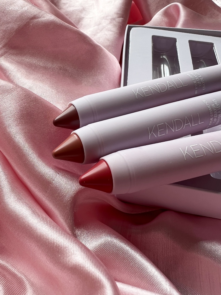 Kylie Cosmetics kondigt met trots de nieuwe Kendall by Kylie Cosmetics Collection aan. De Kendall by Kylie Cosmetics Collection werd gecreëerd door het iconische zuster duo om de essentie van Kendalls natuurlijke beauty look vast te leggen. En deze mooie nieuwe collectie is in Nederland exclusief verkrijgbaar bij Douglas. In dit artikel laat ik de Kendall by Kylie Cosmetics Collection Lip Crayon Set zien, mochten jullie ook een review willen over deze andere items uit deze collectie laat dat dan zeker even weten in een reactie.