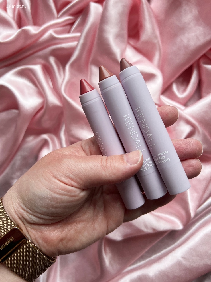 Kylie Cosmetics kondigt met trots de nieuwe Kendall by Kylie Cosmetics Collection aan. De Kendall by Kylie Cosmetics Collection werd gecreëerd door het iconische zuster duo om de essentie van Kendalls natuurlijke beauty look vast te leggen. En deze mooie nieuwe collectie is in Nederland exclusief verkrijgbaar bij Douglas. In dit artikel laat ik de Kendall by Kylie Cosmetics Collection Lip Crayon Set zien, mochten jullie ook een review willen over deze andere items uit deze collectie laat dat dan zeker even weten in een reactie.
