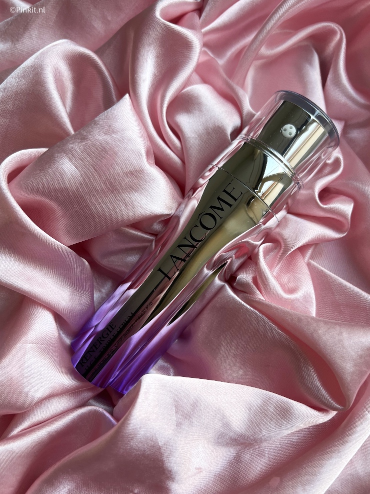 Een paar weken terug liet ik op Instastories het nieuwe Rénergie H.C.F. Triple Serum van Lancôme zien. Ik heb oprecht nog nooit zoveel vragen gehad of ik een artikel wilde schrijven met mijn bevindingen over dit product. Natuurlijk doe ik dat met alle liefde, maar eerst ben ik het nieuwe serum een tijdje flink gaan testen. Mijn vaste volgers weten namelijk, dat ik voor huidverzorging minimaal 4 weken de tijd neem (het liefste zelfs nog iets langer).