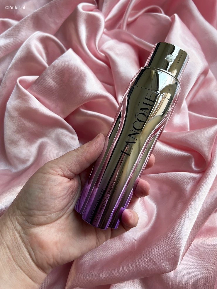 Een paar weken terug liet ik op Instastories het nieuwe Rénergie H.C.F. Triple Serum van Lancôme zien. Ik heb oprecht nog nooit zoveel vragen gehad of ik een artikel wilde schrijven met mijn bevindingen over dit product. Natuurlijk doe ik dat met alle liefde, maar eerst ben ik het nieuwe serum een tijdje flink gaan testen. Mijn vaste volgers weten namelijk, dat ik voor huidverzorging minimaal 4 weken de tijd neem (het liefste zelfs nog iets langer).