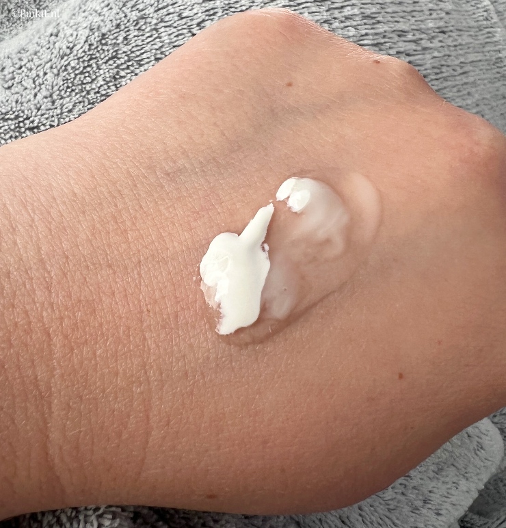 Een paar weken terug liet ik op Instastories het nieuwe Rénergie H.C.F. Triple Serum van Lancôme zien. Ik heb oprecht nog nooit zoveel vragen gehad of ik een artikel wilde schrijven met mijn bevindingen over dit product. Natuurlijk doe ik dat met alle liefde, maar eerst ben ik het nieuwe serum een tijdje flink gaan testen. Mijn vaste volgers weten namelijk, dat ik voor huidverzorging minimaal 4 weken de tijd neem (het liefste zelfs nog iets langer).