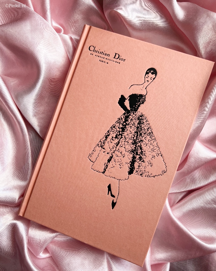 Wat als meerdere passies van mij samenkomen? Zo ben ik gek op beauty, mode en lezen en met het nieuwe boek Miss Dior geschreven door Justine Picardie komt dat allemaal samen. In dit artikel vertel ik wat meer over deze nieuwe boek lancering...
