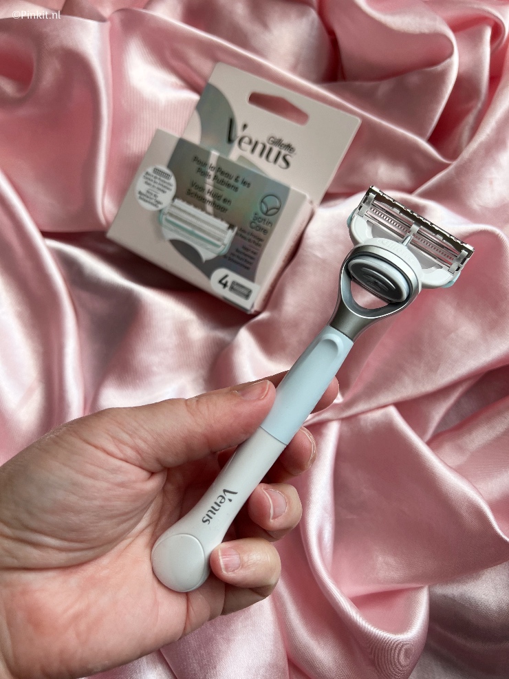 Schamen voor je schaamhaar? Niet als het aan Venus + Satin Care ligt! Meer dan de helft van de Nederlandse vrouwen die ontharen kampen met scheerongemakken zoals jeuk, puistjes, roodheid en ingegroeide haren. Toch hebben we het nauwelijks over deze ongemakken, omdat er anno 2022 nog steeds een taboe heerst op de vrouwelijke schaamstreek. Venus + Satin Care nemen hier geen genoegen mee en gaan voor #schaamlooshaar met de nieuwe gelanceerde productlijn Venus + Satin Care voor huid en schaamhaar. In dit artikel vertel ik meer over deze nieuwe productlijn en geef ik ook een compleet pakket weg!