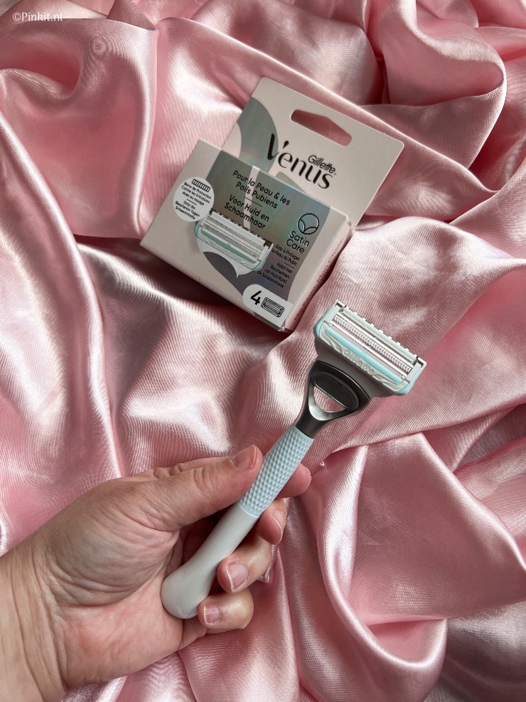 Schamen voor je schaamhaar? Niet als het aan Venus + Satin Care ligt! Meer dan de helft van de Nederlandse vrouwen die ontharen kampen met scheerongemakken zoals jeuk, puistjes, roodheid en ingegroeide haren. Toch hebben we het nauwelijks over deze ongemakken, omdat er anno 2022 nog steeds een taboe heerst op de vrouwelijke schaamstreek. Venus + Satin Care nemen hier geen genoegen mee en gaan voor #schaamlooshaar met de nieuwe gelanceerde productlijn Venus + Satin Care voor huid en schaamhaar. In dit artikel vertel ik meer over deze nieuwe productlijn en geef ik ook een compleet pakket weg!