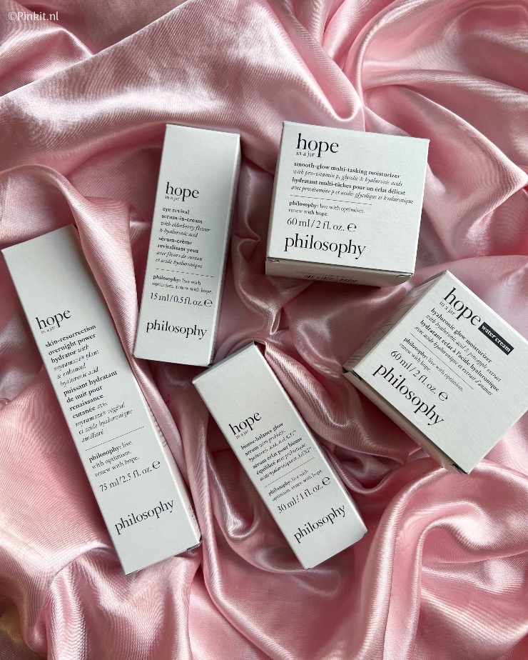 Inmiddels is het denk ik wel bekend dat ik de producten van philosophy al jaren met liefde en regelmaat gebruik. Ik heb hier op Pinkit.nl ook al diverse reviews online staan over producten uit de hope in a jar lijn en ik heb een nieuwtje...deze lijn is geherformuleerd, heeft een eco-verantwoorde verpakking gekregen en een clean formule.