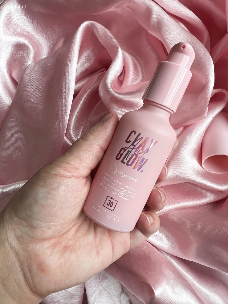 Er is weer een nieuw product aan het Clay and Glow assortiment toegevoegd, namelijk de Protecting Face Sunscreen SPF30. Dit product mag natuurlijk niet ontbreken in je huidverzorgingsroutine en is het gehele jaar door dagelijks te gebruiken.