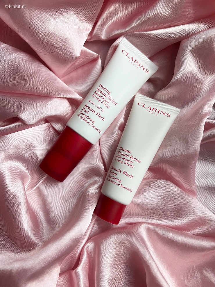 Een tijdje geleden is er een pakket binnengekomen met daarin diverse nieuwe Clarins lichaamsverzorging. Naast een toffe beautytool, lanceert Clarins ook nieuwe producten voor het gezicht en lichaam. Ik ben natuurlijk met alle producten lekker aan de slag gegaan (zo'n straf soms dat testen haha!) en in dit artikel vertel ik daar wat meer over...