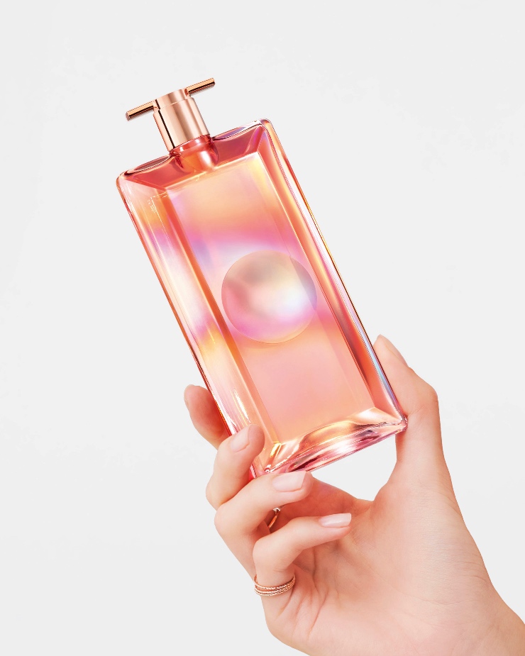 Idôle Nectar is een nieuwe toevoeging aan het Lancôme assortiment. Natuurlijk valt de prachtige flacon gelijk op en ik kon niet wachten om deze nieuwe lancering te gaan testen. Vanaf het eerste moment was ik al enthousiast, maar is deze enthousiasme ook gebleven? Daar vertel ik in dit artikel wat meer over...