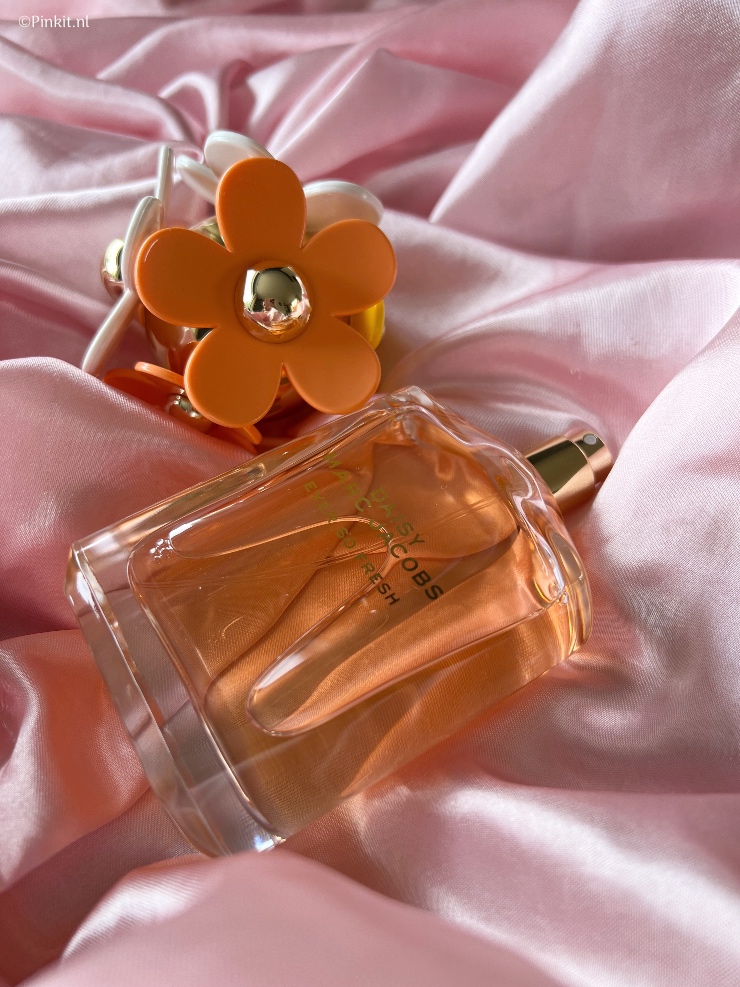 Mocht je mij al een aantal jaar volgen, dan is het vast geen verrassing dat ik een zwak heb voor Marc Jacobs Daisy (sowieso voor parfum, maar dat is weer een ander verhaal...). Elk jaar lanceert Marc Jacobs nieuwe Daisy varianten, zoals de nieuwe Marc Jacobs Daisy Ever So Fresh.