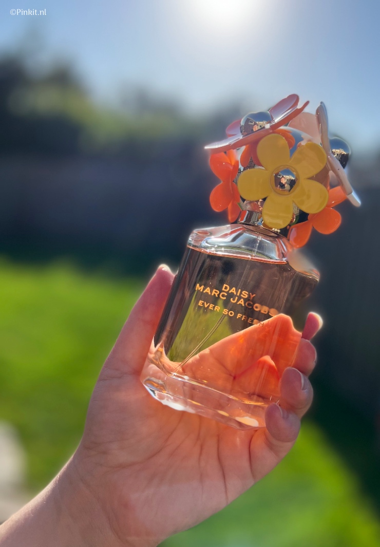 Mocht je mij al een aantal jaar volgen, dan is het vast geen verrassing dat ik een zwak heb voor Marc Jacobs Daisy (sowieso voor parfum, maar dat is weer een ander verhaal...). Elk jaar lanceert Marc Jacobs nieuwe Daisy varianten, zoals de nieuwe Marc Jacobs Daisy Ever So Fresh.