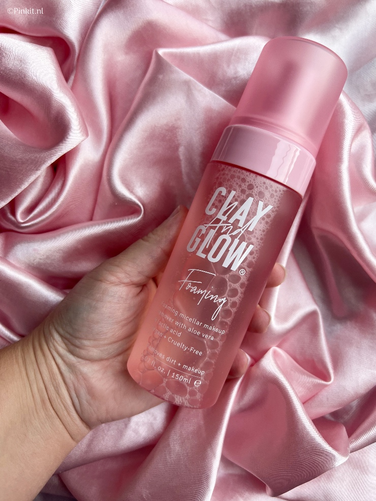 Deze maand heeft het toffe huidverzorgingsmerk Clay And Glow een nieuw product gelanceerd, namelijk de Foaming Micellar Makeup Remover. Dit nieuwe product ben ik inmiddels al enkele weken elke dag aan het testen, zodat ik er in dit artikel wat meer over kan vertellen...