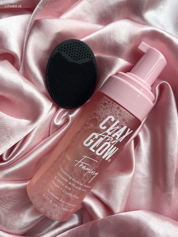 Deze maand heeft het toffe huidverzorgingsmerk Clay And Glow een nieuw product gelanceerd, namelijk de Foaming Micellar Makeup Remover. Dit nieuwe product ben ik inmiddels al enkele weken elke dag aan het testen, zodat ik er in dit artikel wat meer over kan vertellen...