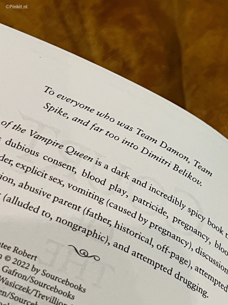 Mocht je mij volgen op Tiktok dan is het je vast wel opgevallen dat ik graag boeken lees met smut en spicy onderdelen (om het zo maar even te noemen). Hier op Pinkit.nl schrijf ik ook regelmatig over boeke die ik heb gelezen, maar dat zijn vaak fluffy romans...daar ga ik met dit artikel even verandering in brengen haha! Court of the Vampire Queen geschreven door Katee Robert is namelijk alles behalve fluffy en bedoeld voor 18 jaar en ouder.