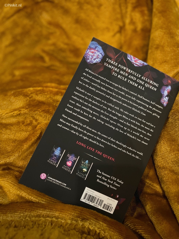 Mocht je mij volgen op Tiktok dan is het je vast wel opgevallen dat ik graag boeken lees met smut en spicy onderdelen (om het zo maar even te noemen). Hier op Pinkit.nl schrijf ik ook regelmatig over boeke die ik heb gelezen, maar dat zijn vaak fluffy romans...daar ga ik met dit artikel even verandering in brengen haha! Court of the Vampire Queen geschreven door Katee Robert is namelijk alles behalve fluffy en bedoeld voor 18 jaar en ouder.