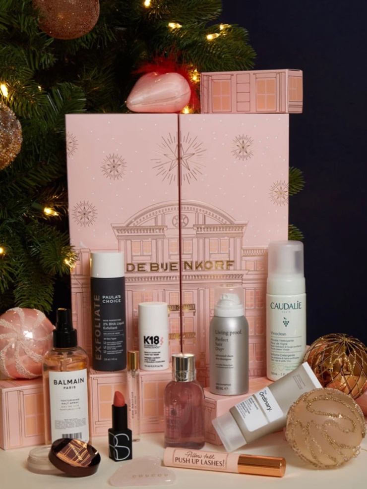 Vorig jaar was ik héél enthousiast over de Bijenkorf adventskalender en ook dit jaar is er weer een editie te koop! Het lijkt trouwens wel of de adventskalenders elk jaar vroeger gelanceerd worden, ik moet er nog even aan wennen dat het onderhand alweer december is. In dit artikel ga ik wat meer vertellen over de inhoud van deze adventskalender, hou dus rekening met eventuele spoilers.
