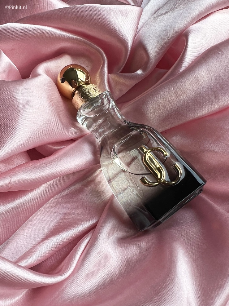 Het is alweer ruim een jaar geleden dat ik heb geschreven over I Want Choo van Jimmy Choo en nog steeds is dit een parfum die ik ontzettend graag gebruik. Dit jaar heeft Jimmy Choo een nieuwe flanker gelanceerd, die goed bij het najaar past: I Want Choo Forever.