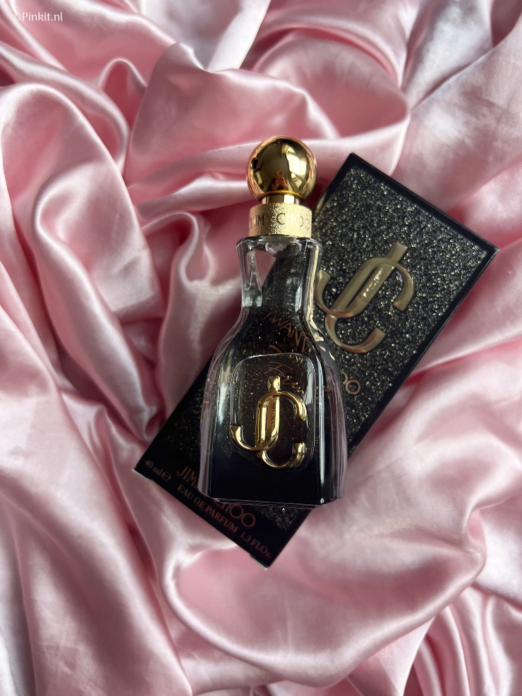 Het is alweer ruim een jaar geleden dat ik heb geschreven over I Want Choo van Jimmy Choo en nog steeds is dit een parfum die ik ontzettend graag gebruik. Dit jaar heeft Jimmy Choo een nieuwe flanker gelanceerd, die goed bij het najaar past: I Want Choo Forever.