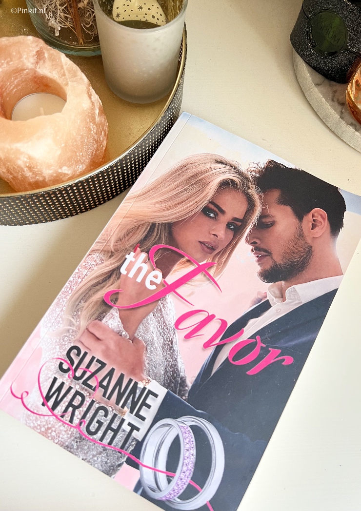 Dit weekend had ik zin om een office romance te lezen, even wegzwijmelen en genieten van een paar uur me-time. Ik ben begonnen aan het boek The Favor van Suzanne Wright en voordat ik het door had, was het boek helaas alweer uit.