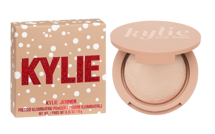 Kylie Cosmetics introduceert met trots de Kylie Holiday Collection met een reeks nieuwe en favoriete producten van Kylie Jenner. De limited edition collectie, die momenteel al exclusief bij Douglas verkrijgbaar is, brengt het feestseizoen tot leven met feestelijke verpakkingen en levendige kleuren die zijn ontworpen om je party glow te versterken! De gehele collectie is clean, vegan, dierproefvrij, parabenenvrij en glutenvrij.