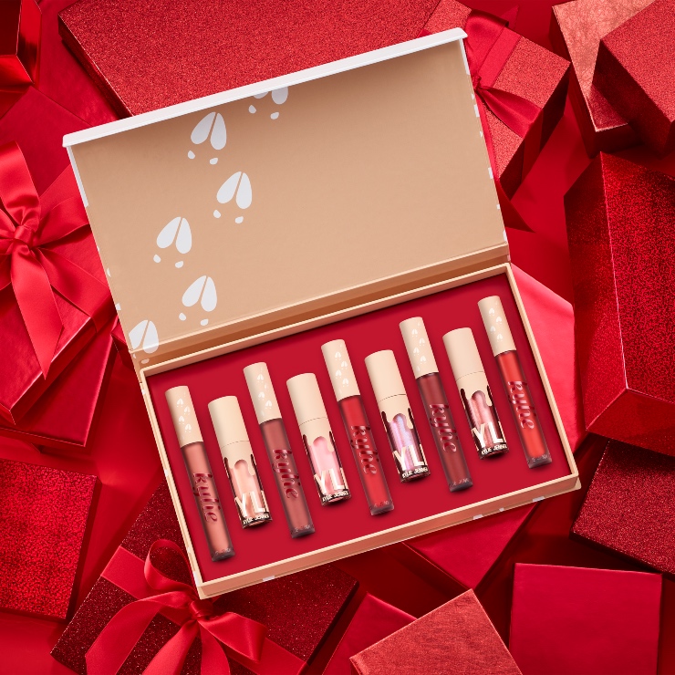 Kylie Cosmetics introduceert met trots de Kylie Holiday Collection met een reeks nieuwe en favoriete producten van Kylie Jenner. De limited edition collectie, die momenteel al exclusief bij Douglas verkrijgbaar is, brengt het feestseizoen tot leven met feestelijke verpakkingen en levendige kleuren die zijn ontworpen om je party glow te versterken! De gehele collectie is clean, vegan, dierproefvrij, parabenenvrij en glutenvrij.