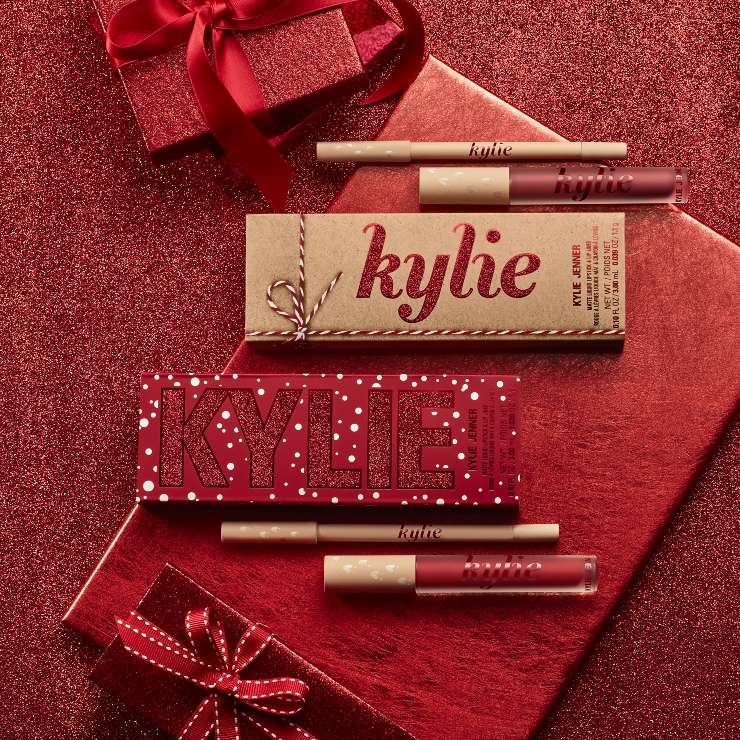 Kylie Cosmetics introduceert met trots de Kylie Holiday Collection met een reeks nieuwe en favoriete producten van Kylie Jenner. De limited edition collectie, die momenteel al exclusief bij Douglas verkrijgbaar is, brengt het feestseizoen tot leven met feestelijke verpakkingen en levendige kleuren die zijn ontworpen om je party glow te versterken! De gehele collectie is clean, vegan, dierproefvrij, parabenenvrij en glutenvrij.