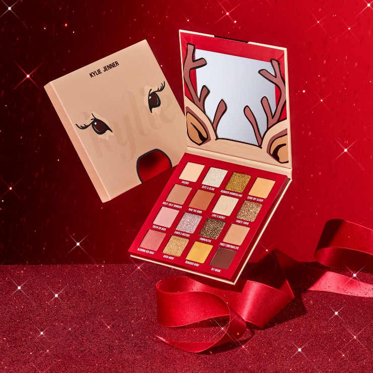 Kylie Cosmetics introduceert met trots de Kylie Holiday Collection met een reeks nieuwe en favoriete producten van Kylie Jenner. De limited edition collectie, die momenteel al exclusief bij Douglas verkrijgbaar is, brengt het feestseizoen tot leven met feestelijke verpakkingen en levendige kleuren die zijn ontworpen om je party glow te versterken! De gehele collectie is clean, vegan, dierproefvrij, parabenenvrij en glutenvrij.
